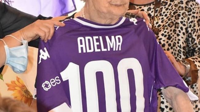 Tifosa viola centenaria: festa con la maglia personalizzata della Fiorentina
