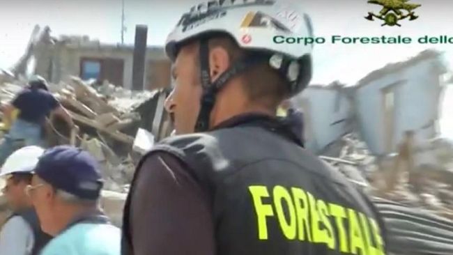 terremoto-per-le-strade-di-amatrice-con-il-corpo-forestale