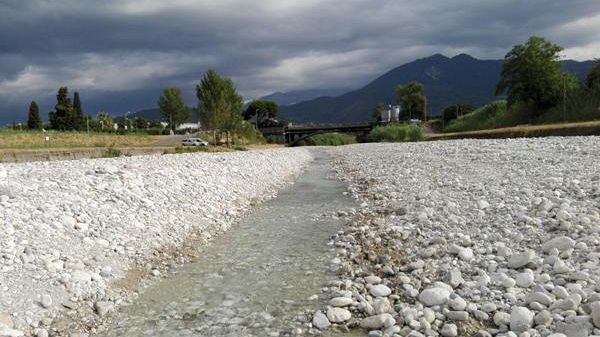 Crisi idrica: sospesi i prelievi dal lago di Massaciuccoli