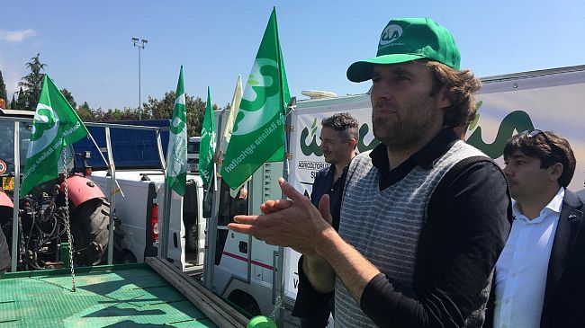 Cinquecento agricoltori con cento trattori, protesta riuscita al casello