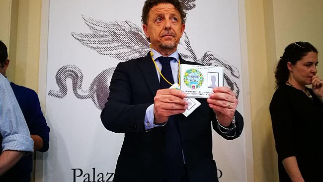 Raccolta di firme per chiedere le dimissioni del governo