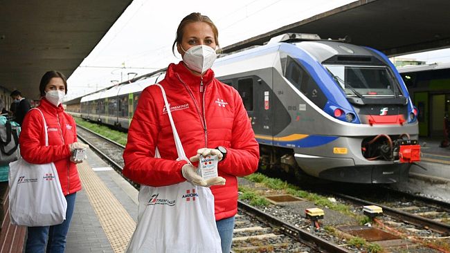 Amuchina per i passeggeri dei treni regionali di Trenitalia
