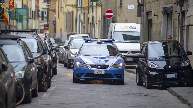 Residente assiste in diretta ad un furto su auto e dà l’allarme al 113