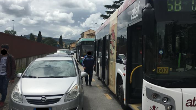 Il trasporto pubblico è un servizio: la sosta selvaggia un dispetto