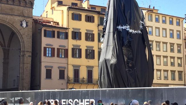 Urs Fischer davanti al David: Italia Nostra contro il gigante