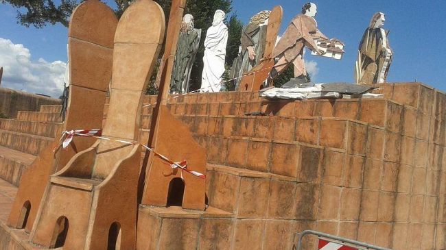 Firenze, in pezzi la scultura di piazza Bambine e Bambini di Beslan