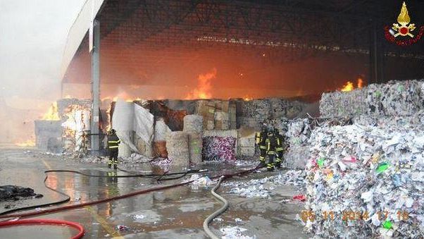 Lucca: incendio in una cartiera