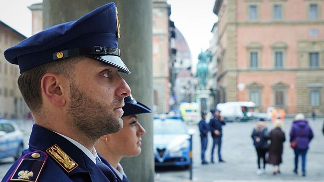 Anziano resta bloccato sotto un mobile per giorni