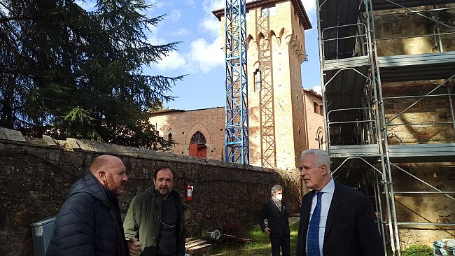 Giani in visita al borgo abbandonato di Linari