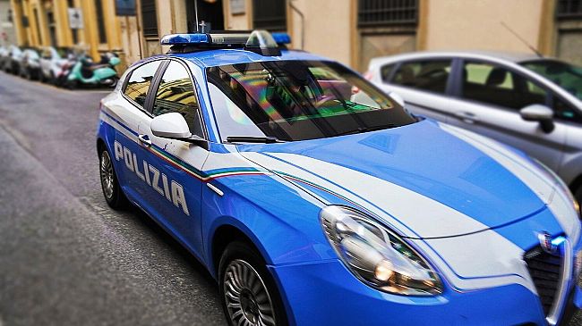 Autostrada: scoperti 13 kg di hashish nei doppifondi di un’auto