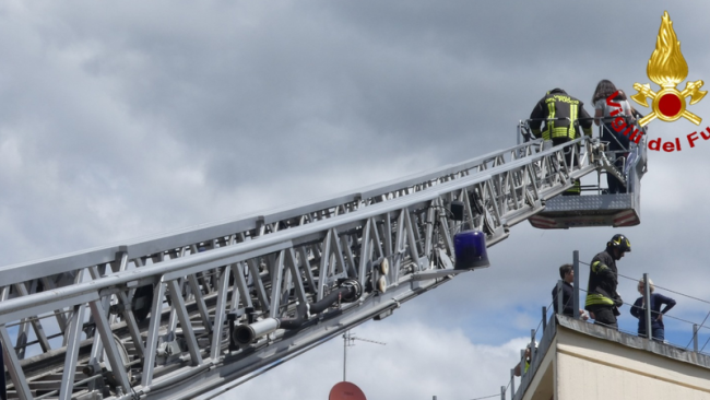 Vigili del Fuoco, a Prato evacuata per esercitazione una scuola con 450 alunni