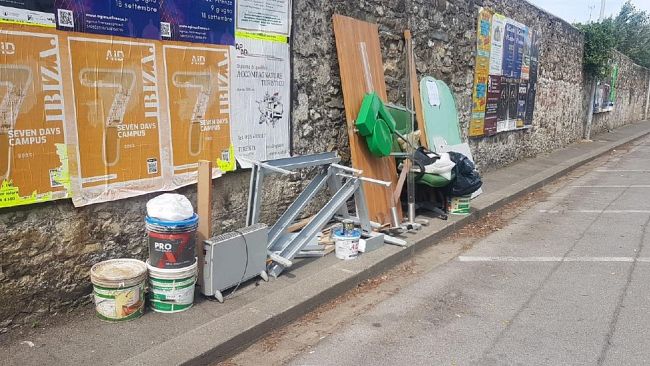 Rifiuti abbandonati per strada, multa di 600 euro per 3