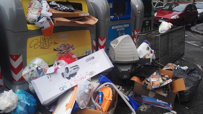 Rifiuti: abbandona sacchi neri vicino ai cassonetti, ripreso dalle fototrappole