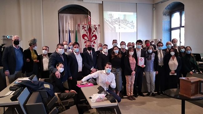 Sacchi a Milano con il gagliardetto di Firenze