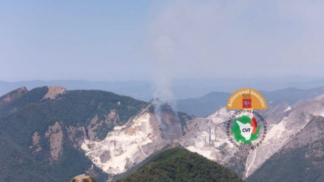 Incendio boschivo sulle Alpi Apuane 