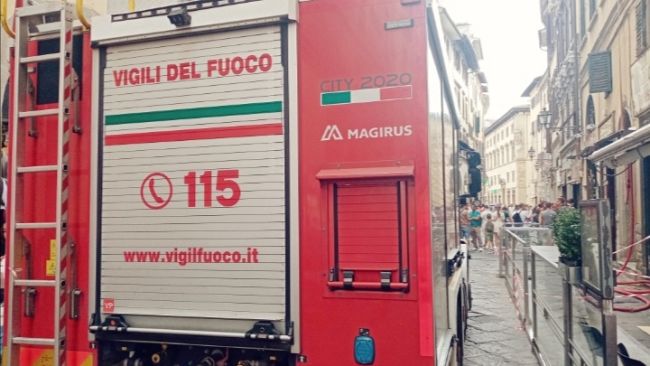 Incendio in San Lorenzo, verifiche in corso: le foto 