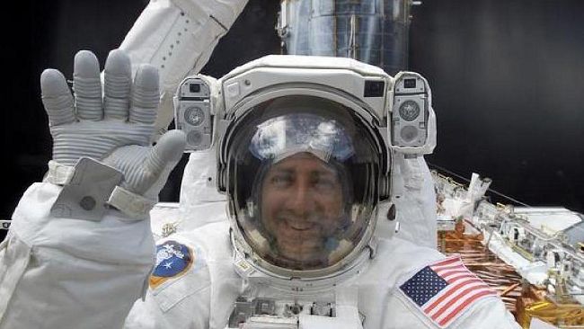 Florida: nello spazio lo Space Shuttle con una copia del cannocchiale di Galileo