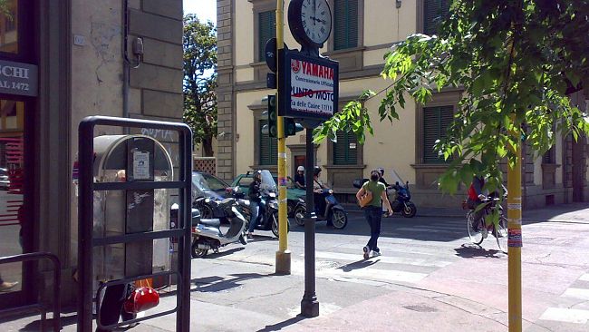 Via don Minzoni: abusivo il palo/orologio/barriera architettonica