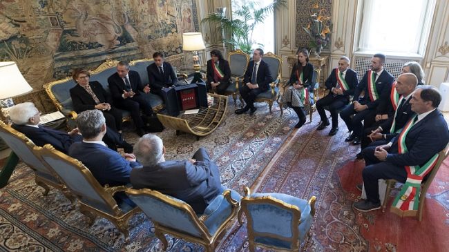 il-presidente-uncem-marco-bussone-con-una-delegazione-di-sindaci