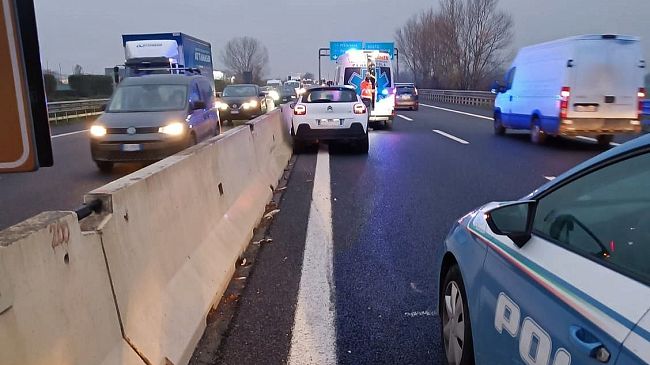 A11: 30enne fiorentina incastrata nell'auto salvata dalla Polizia