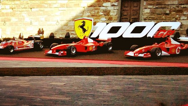 Ferrari, che spettacolo le rosse in piazza Signoria