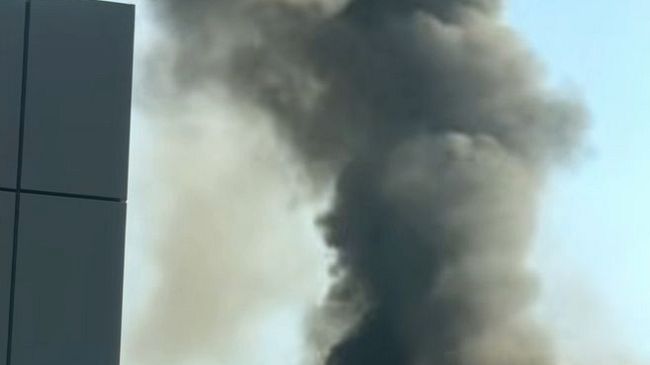 Incendio all'Osmannoro stamani, lunga colonna di fumo nero