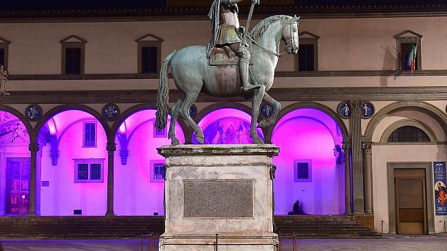 Il Loggiato dell'Istituto degli Innocenti in rosa