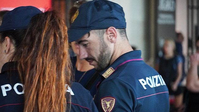 Perdono il figlio di 13 anni sul treno