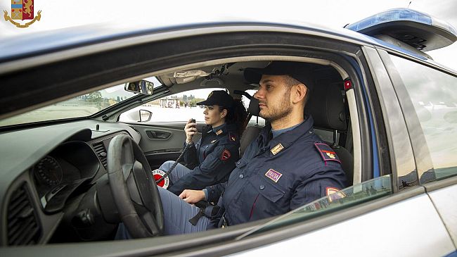 Si tuffa nell’Arno per evitare il controllo antidroga