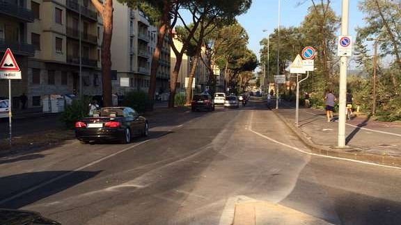 Cede la carreggiata: traffico sul Lungarno in uscita da Firenze