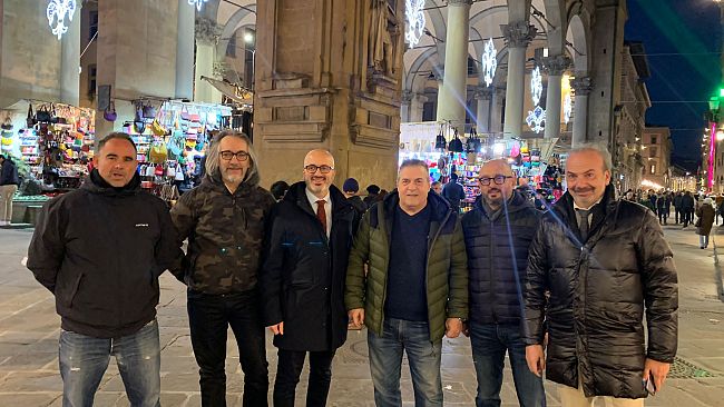 Natale, accese le luci al Mercato del Porcellino