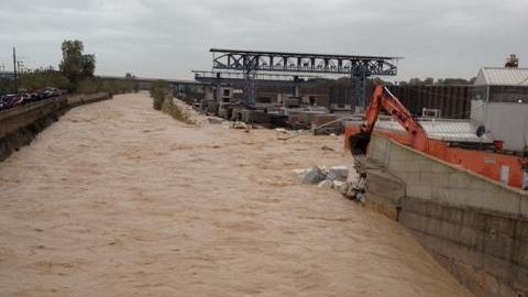 Alluvione a Carrara, scontri e occupazione del Comune