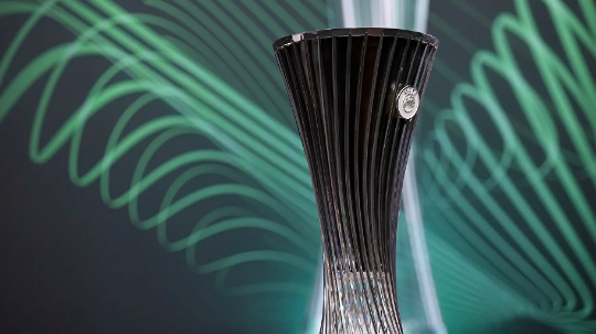 con-un-terno-secco-la-fiorentina-bis-squaglia-il-gelo-polacco