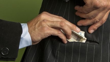 Livorno: due arresti e otto denunce per corruzione