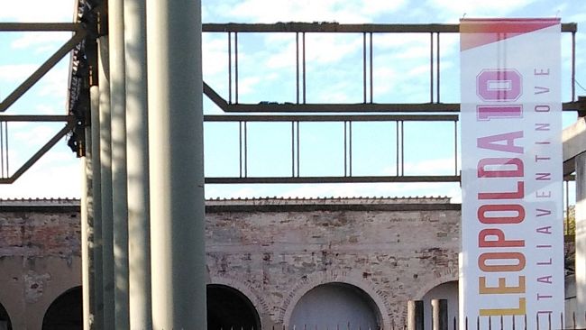 Leopolda 10: Renzi apre con un abbraccio al popolo curdo