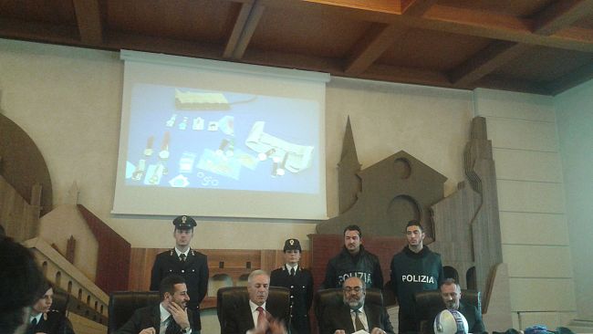 Rapina a mano armata: Polizia compie arresto da manuale