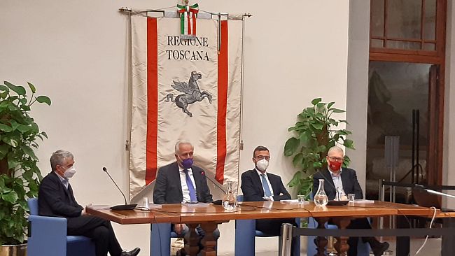 Il libro fotografico che racconta 'i 12 mesi che hanno cambiato le nostre vite'