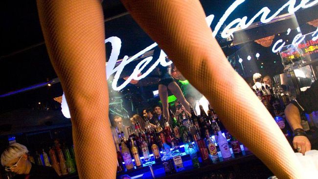 Otel sotto sequestro: locale sovraffollato, sicurezza a rischio