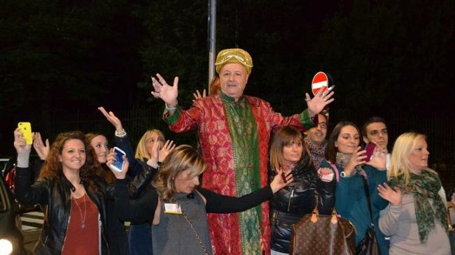 Mago Otelma in strada a Firenze esegue un rito anti divorzio