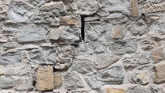 In Via Vittorio Emanuele II un muro pericolante transennato da 10 anni