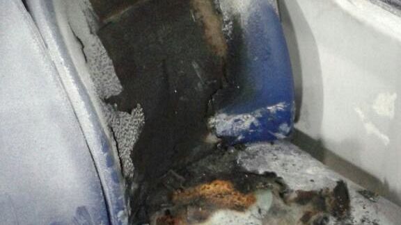 Carcasse di veicoli incendiati in via della Funga