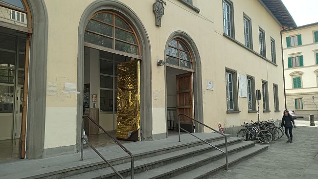 Coperte termiche dorate sui portoni delle scuole