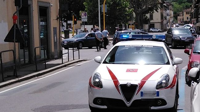 Urto tra due auto in via Pistoiese: una trentenne in ospedale