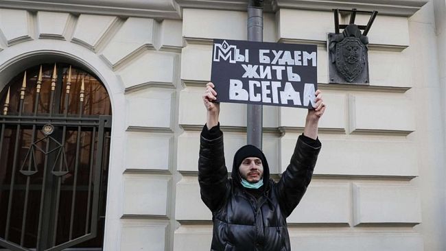 Russia, un film racconta le persecuzioni della società civile