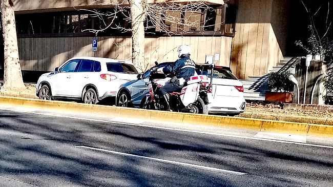 Guida senza patente e fa una collezione di multe