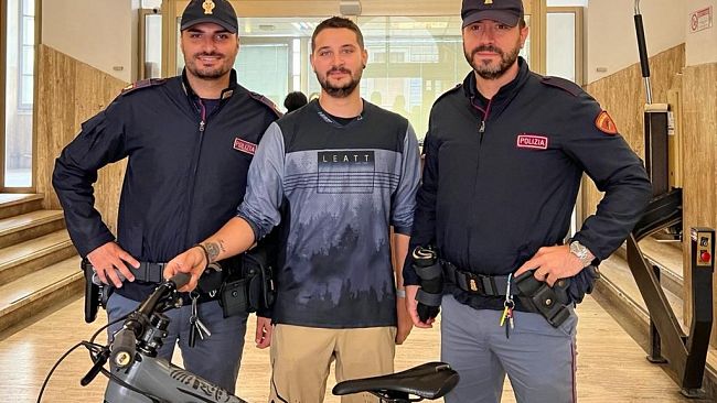 Bici da 7500 euro rubata in un attimo, la Polizia risolve il caso