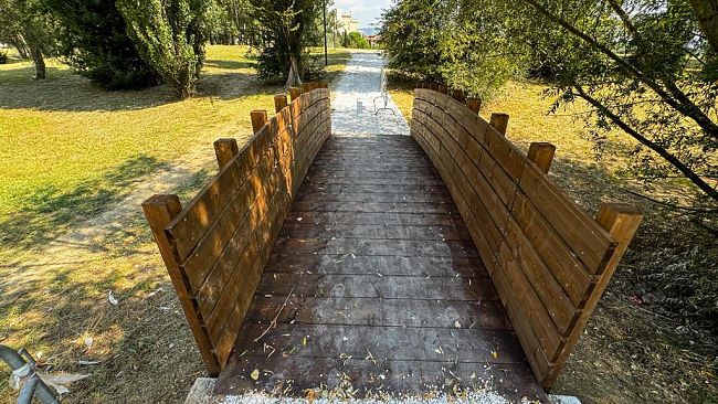 Empoli: ricostruito il ponte di legno al Parco di Serravalle