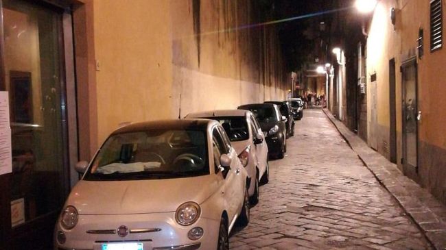 Sosta per i residenti a Firenze: arrivano le strisce gialle