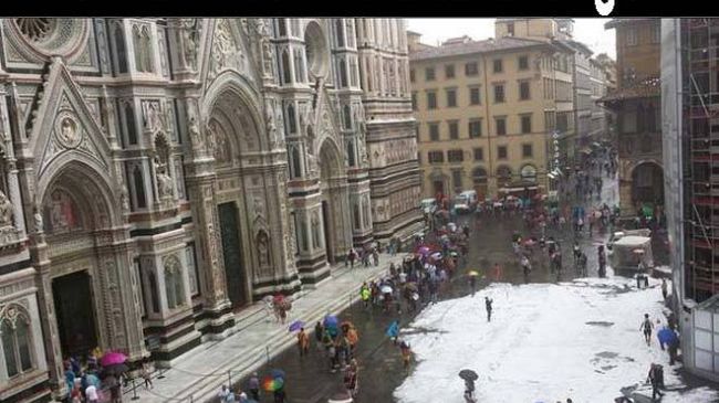 Firenze, il maltempo dei Social con la grandine 'a bomba'
