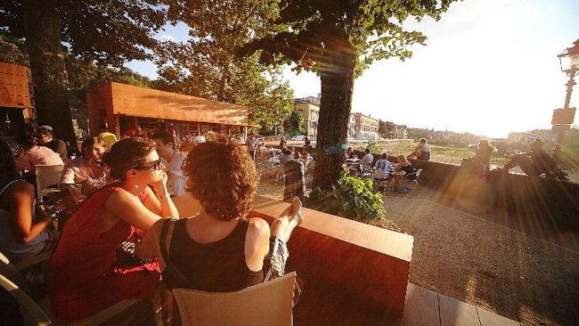Musica al tramonto sulla spiaggia dell’Arno